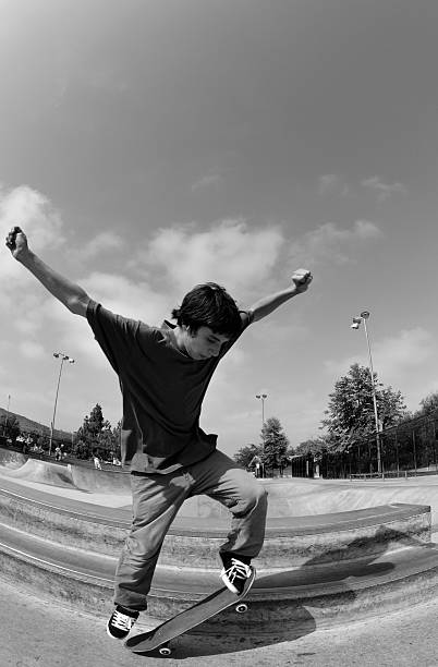 skater in bianco e nero - extreme skateboarding action balance motion foto e immagini stock
