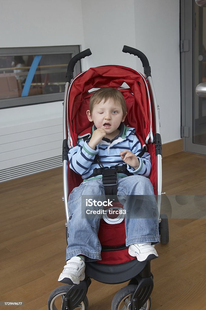 Boy en stroller - Foto de stock de 2-3 años libre de derechos