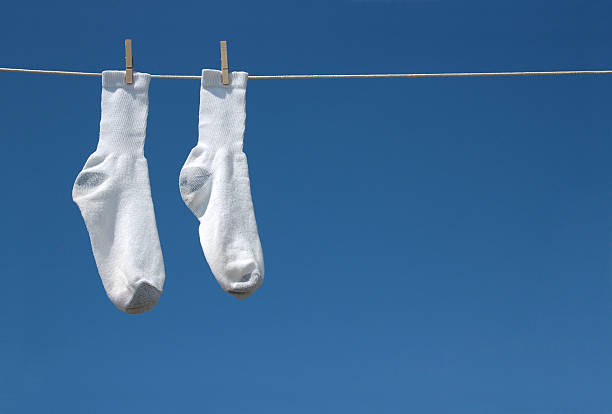 tenez les chaussettes - corde à linge photos et images de collection