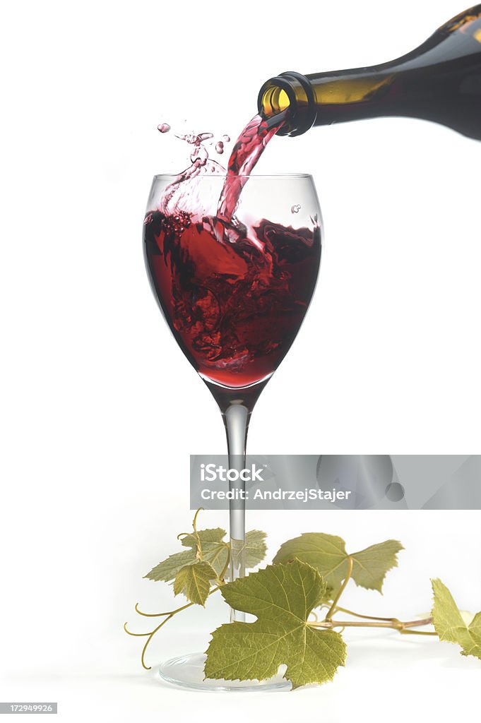 Vino rosso versare nel bicchiere. - Foto stock royalty-free di Alchol