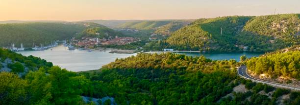 Blick auf Skradin, einen wunderschönen Hafen in der Adria – Foto