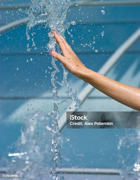 Junge Weibliche Hand Berührt Wasser Bach Stockfoto und mehr Bilder von Blau - Blau, Eingießen, Erfrischung