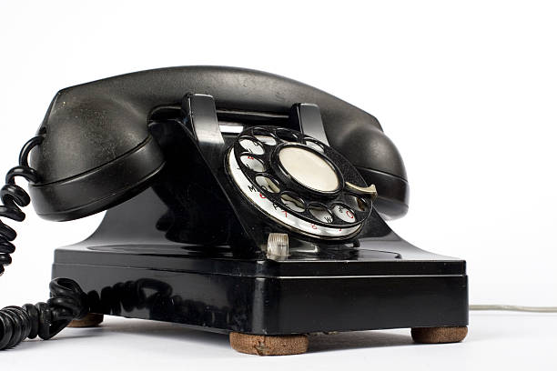 vieux téléphone en contre-plongée - 1930s style telephone 1940s style old photos et images de collection
