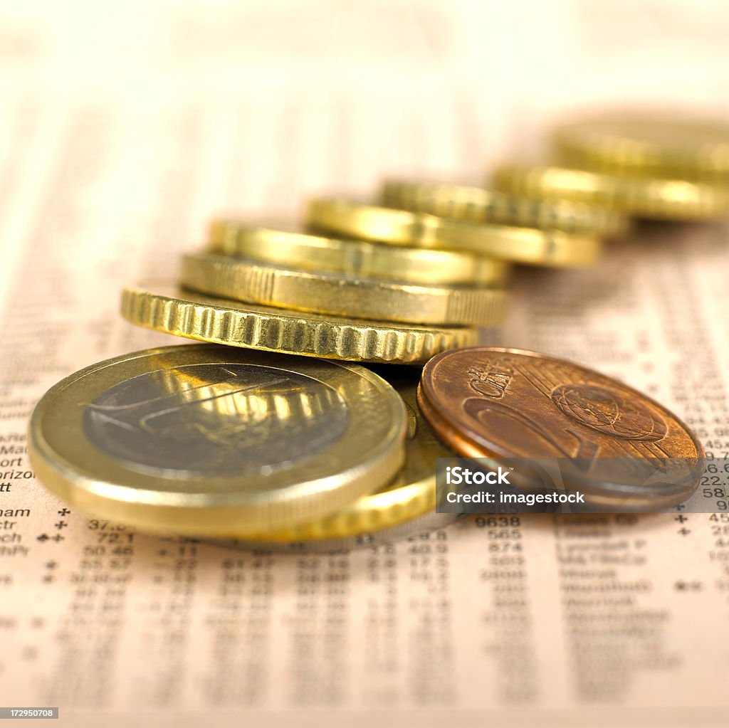 Euro monete sul Giornale finanziario - Foto stock royalty-free di Abbondanza