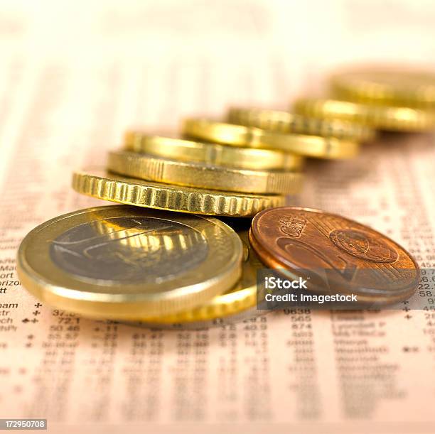 Euro Monete Sul Giornale Finanziario - Fotografie stock e altre immagini di Abbondanza - Abbondanza, Affari, Argentato