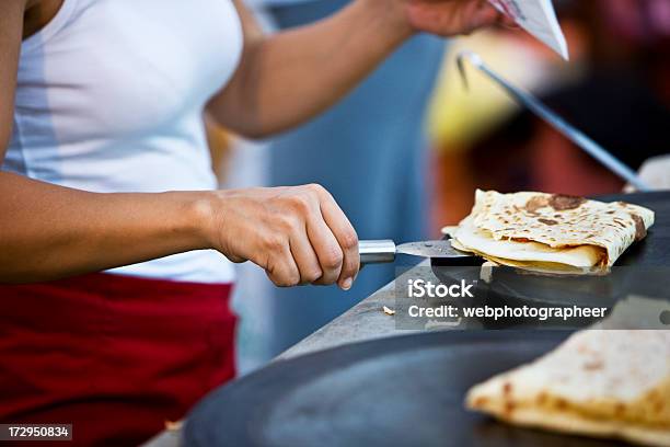 Rendendo Frittelle - Fotografie stock e altre immagini di Crêpe - Pancake - Crêpe - Pancake, Tenere, Persone