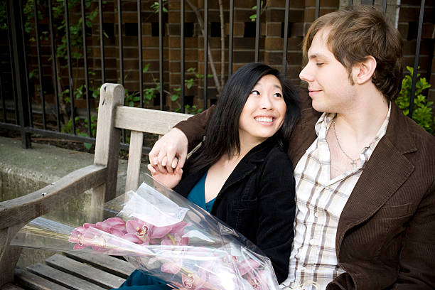 asiática y caucásica interracial joven pareja en el amor, espacio de copia - face to face teenage couple teenager couple fotografías e imágenes de stock