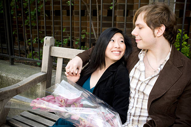 아시아 및 백인종 interracial 젊은 연인, 복사 공간이 - face to face teenage couple teenager couple 뉴스 사진 이미지
