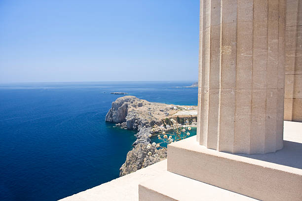 acropole de lindos dans la ville de rhodes, grèce. - lindos photos et images de collection