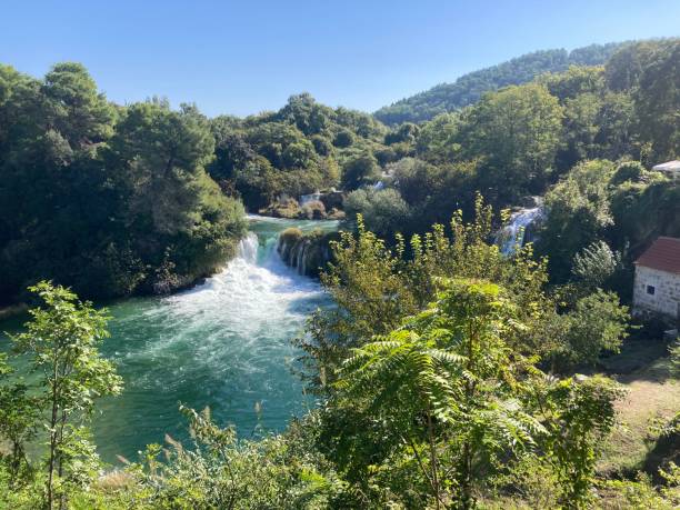 Wildwasser des Flusses Krka mit Wegen und Entspannungsplätzen – Foto