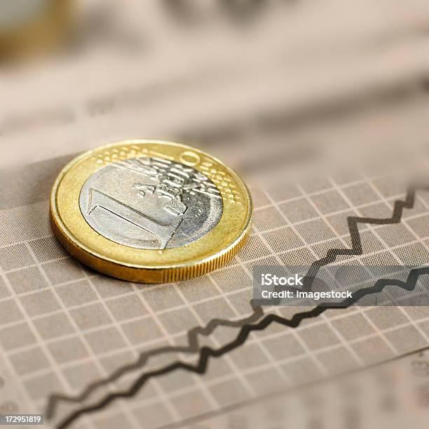 Moneta Euro Su Grafico - Fotografie stock e altre immagini di Valuta dell'Unione Europea - Valuta dell'Unione Europea, Tasso di interesse, Moneta da un euro