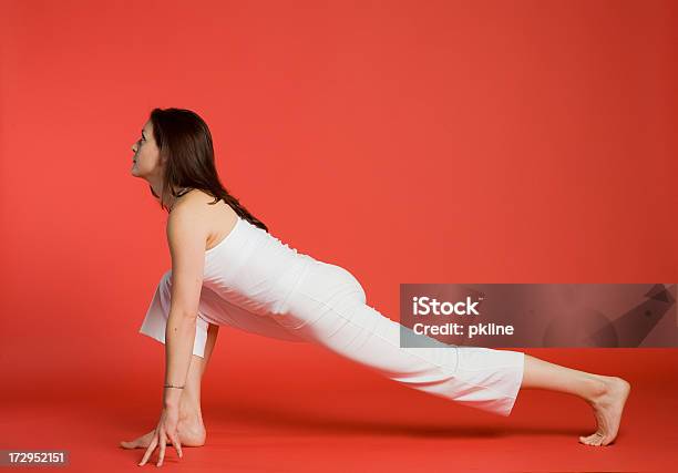 Foto de Mulher Em Pose De Ioga De Frente e mais fotos de stock de Adulto - Adulto, Atividade Recreativa, Beleza