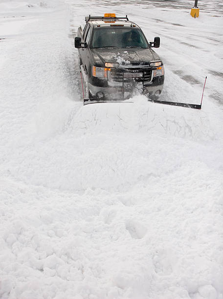 arado de nieve - snowplow snow parking lot truck fotografías e imágenes de stock