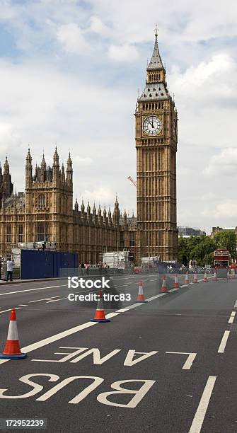 Carril De Autobús Y El Big Ben Foto de stock y más banco de imágenes de Big Ben - Big Ben, Carril de autobús, Ciudades capitales