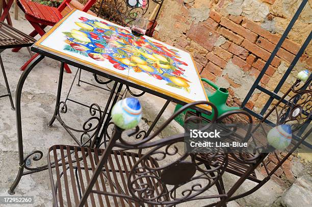 ヴィンテージのセラミック製テーブルガラスのレッドワインと椅子 - お食事デートのストックフォトや画像を多数ご用意 - お食事デート, からっぽ, まぶしい