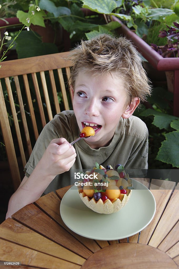 Bambino mangia Insalata di frutta - Foto stock royalty-free di Affamato