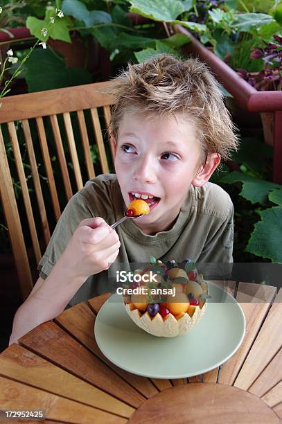 Bambino Mangia Insalata Di Frutta - Fotografie stock e altre immagini di Affamato - Affamato, Alimentazione sana, Arancione
