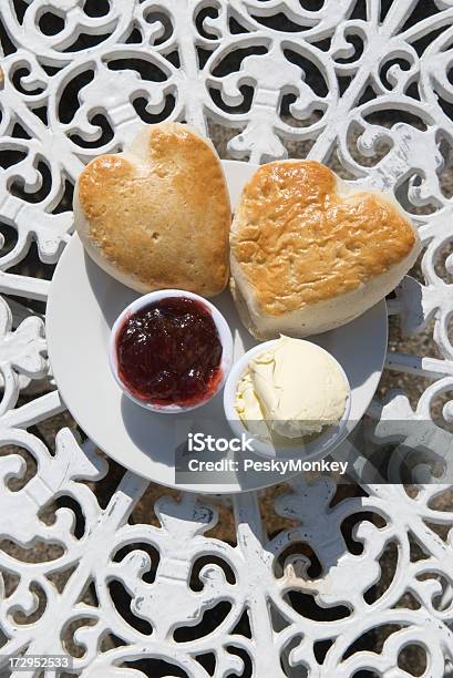 Sinceras Scones Com Compota E Creme - Fotografias de stock e mais imagens de Chá da Tarde - Chá da Tarde, Dia dos Namorados, Mesa - Mobília