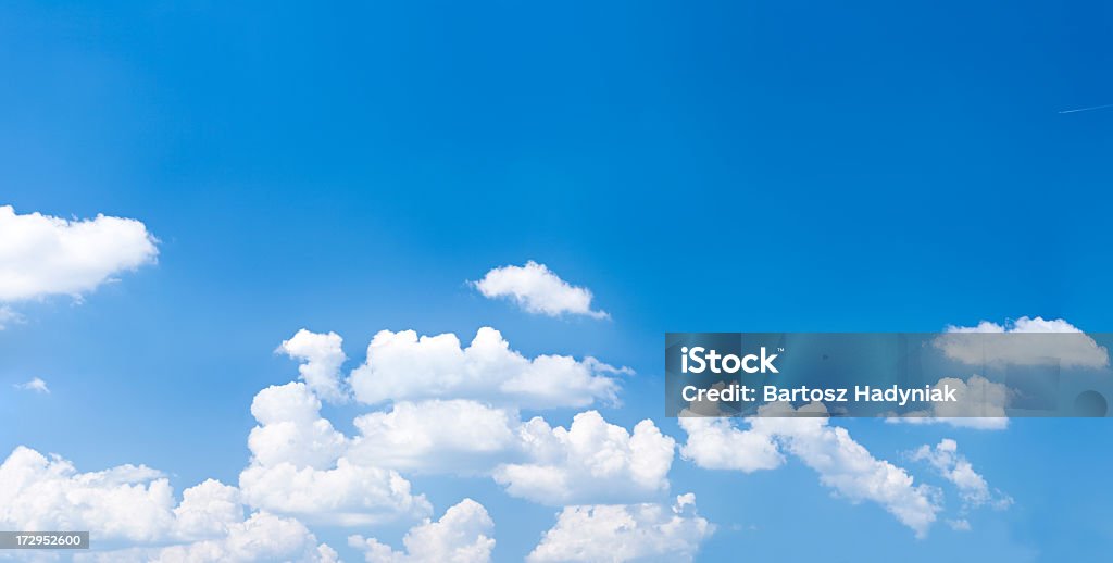 Il chiaro cielo blu-Vista panoramica, 66MPix XXXXL dimensione - Foto stock royalty-free di A bioccoli