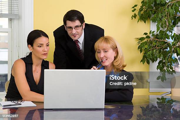 ビジネスの人々はノートパソコン - 3人のストックフォトや画像を多数ご用意 - 3人, よそいきの服, オフィス