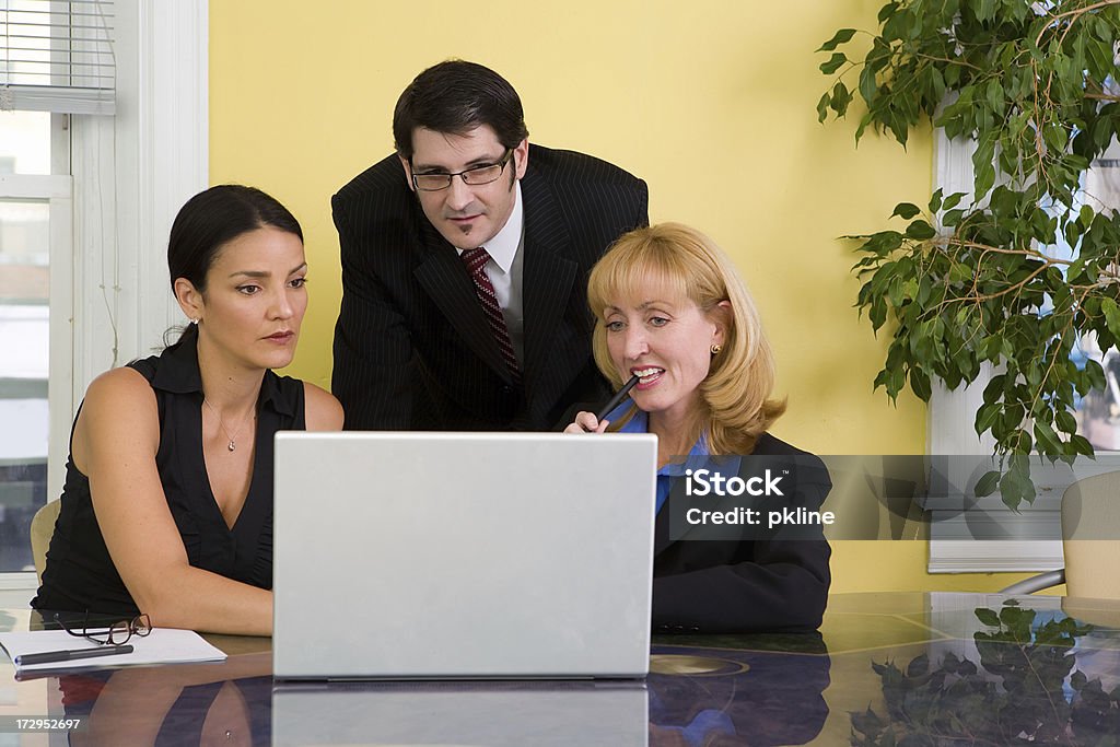 Pessoas de negócios, olhando para um Laptop - Foto de stock de Adulto royalty-free