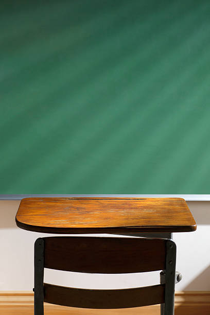 学校ルーム - blackboard classroom education desk ストックフォトと画像