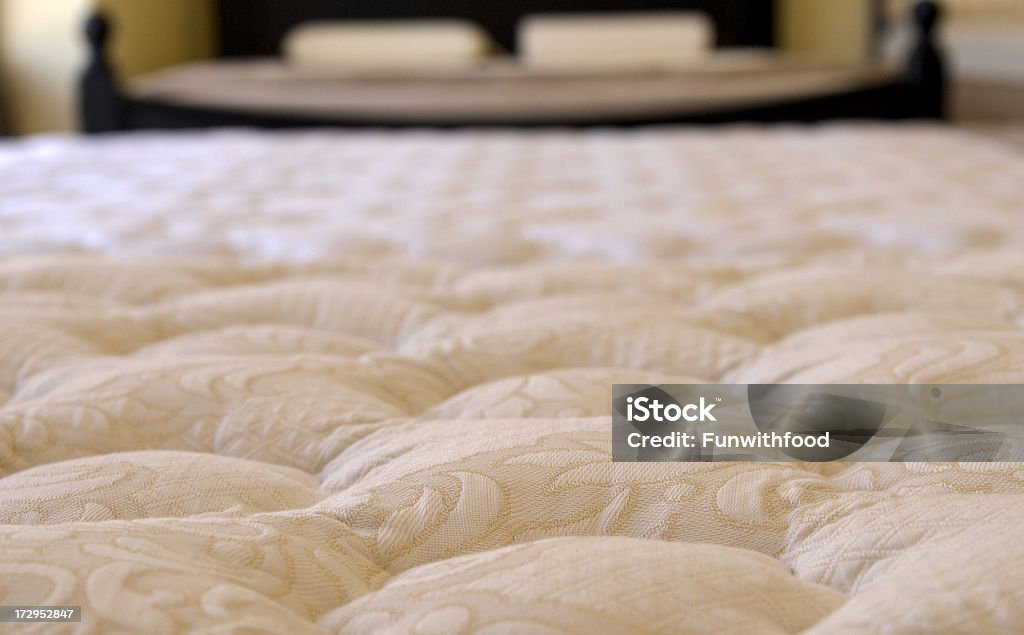 Quarto Luxury-size com forro acolchoado, roupas de cama & em exposição na loja de móveis - Foto de stock de Colchão royalty-free