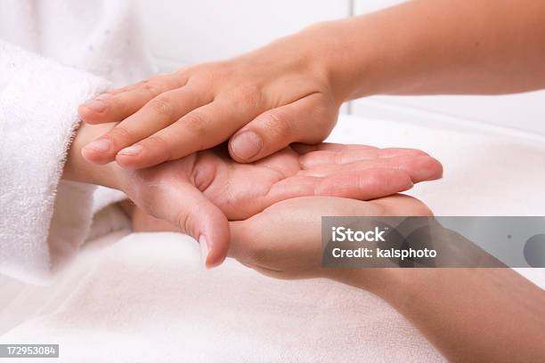 Массажировать Руки — стоковые фотографии и другие картинки Альтернативная терапия - Альтернативная терапия, Баловство, Белый