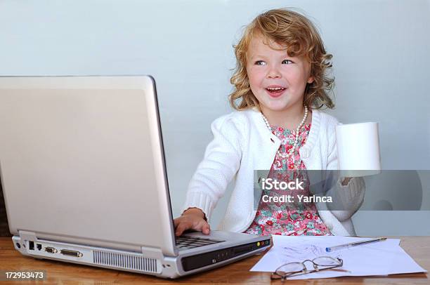 Trabalhador Feliz - Fotografias de stock e mais imagens de Criança - Criança, Negócios, Atuar