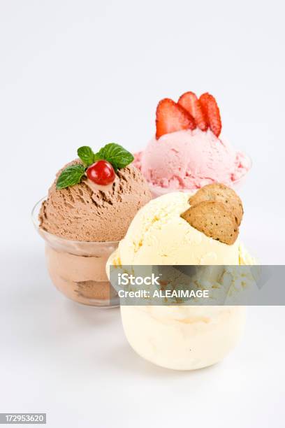 Helado Foto de stock y más banco de imágenes de Alimento - Alimento, Blanco - Color, Cereza