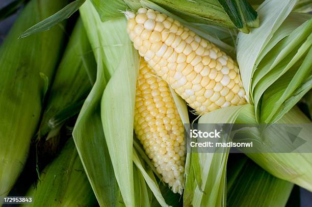 Częściowo Łuszczone Kukurydza - zdjęcia stockowe i więcej obrazów Bez ludzi - Bez ludzi, Fotografika, Horyzontalny