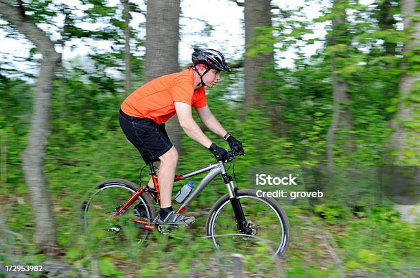 Riding A Través De Ciclista De Montaña En El Bosque Foto de stock y más banco de imágenes de Accesorio de cabeza