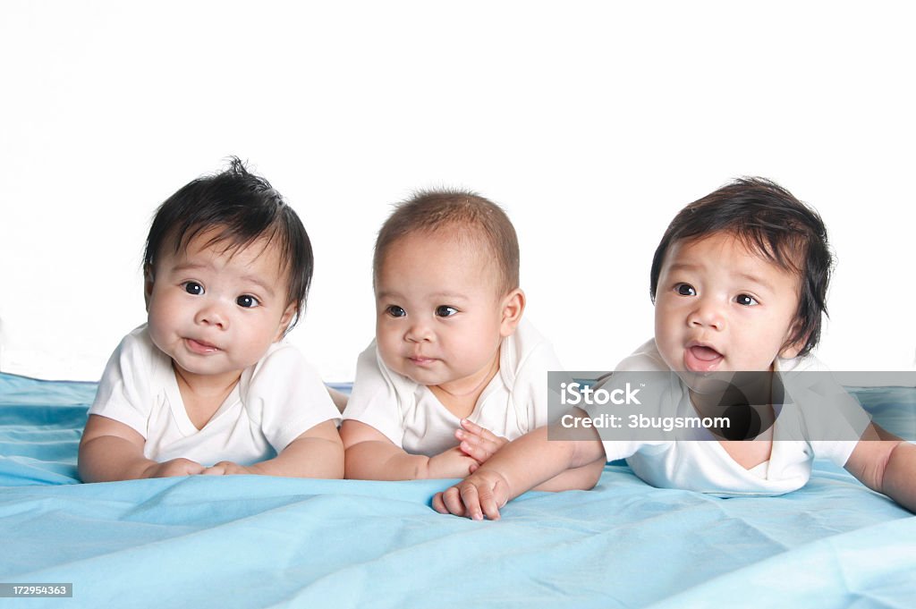 Tre bambini carina sdraiata sul loro brontolii - Foto stock royalty-free di Bebé