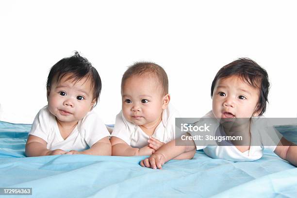 Три Милый Младенцев Лежа На Их Tummies — стоковые фотографии и другие картинки Младенец - Младенец, Только младенцы, Многонациональная группа