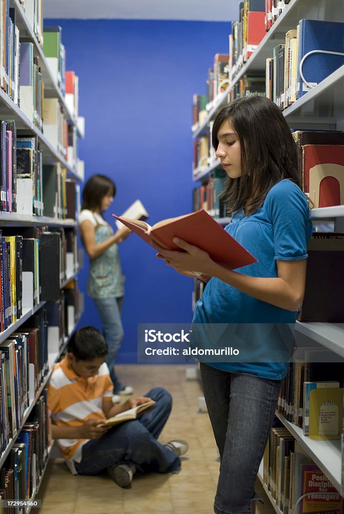 Los adolescentes investigación - Foto de stock de Adolescencia libre de derechos