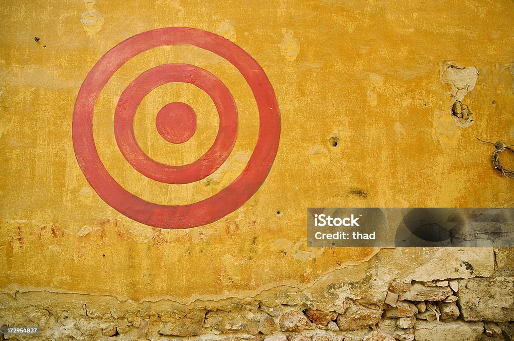 Bullseye peint rouge sur le mur 2 - Photo de Aspiration libre de droits