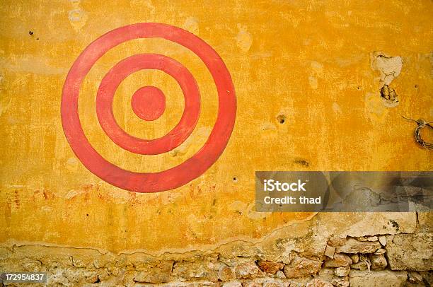 Photo libre de droit de Bullseye Peint Rouge Sur Le Mur 2 banque d'images et plus d'images libres de droit de Aspiration - Aspiration, Centre de la cible, Cible - Matériel de sport