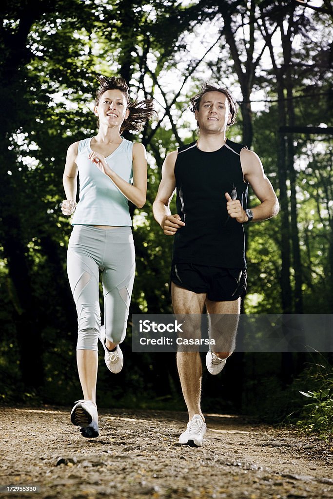 Jogging nel bosco - Foto stock royalty-free di 20-24 anni