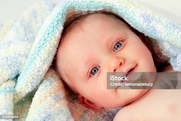 Apacible Bebé Foto de stock y más banco de imágenes de 0-11 meses - 0-11 meses, 2-5 meses, Acostado