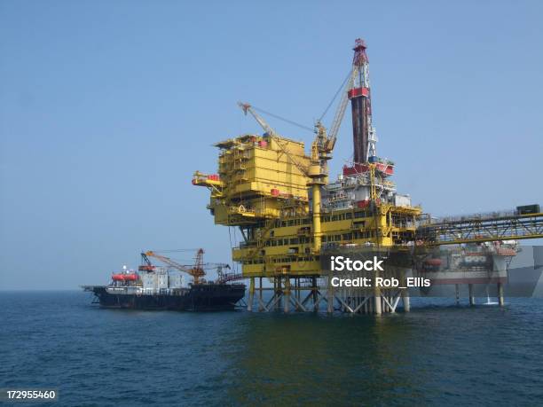 Foto de A Exploração Do Petróleo Offshore e mais fotos de stock de Plataforma Marítima - Plataforma Marítima, Plataforma de Perfuração, Golfo Pérsico