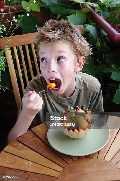 Kind Essen Obst Dessert Stockfoto und mehr Bilder von Auge - Auge, Balkon, Blatt - Pflanzenbestandteile