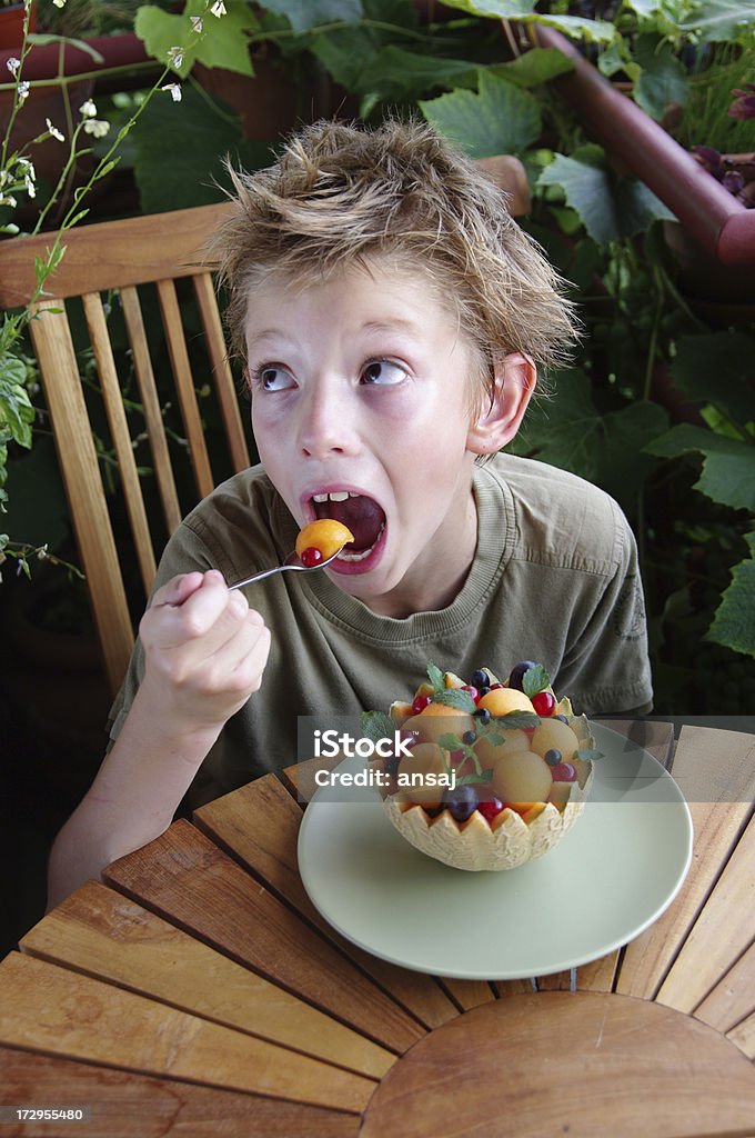 Dziecko jedzenie owoców Deser - Zbiór zdjęć royalty-free (Balkon)