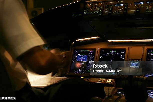 Cabina Di Pilotaggio Per La Preparazione - Fotografie stock e altre immagini di Notte - Notte, Pilota, Acceleratore