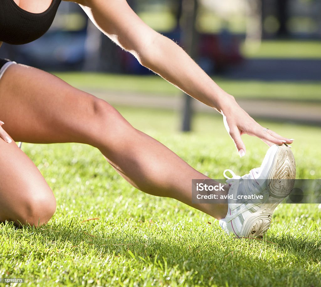 Fit femme s'étirer - Photo de Adolescence libre de droits