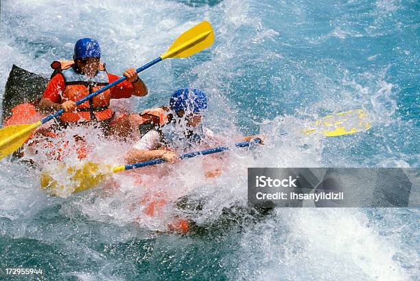 Flisactwo W Rwącym Nurcie - zdjęcia stockowe i więcej obrazów Rafting - Rafting, Dwie osoby, Rafting rzekami górskimi