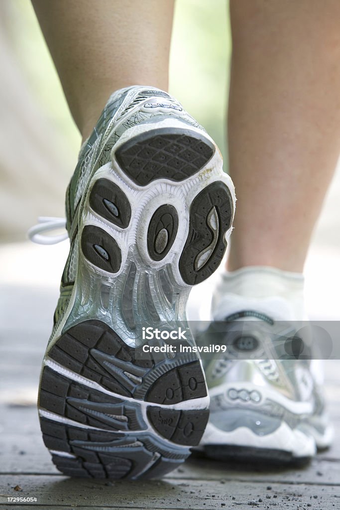 Un sentier de marche - Photo de Paire de baskets libre de droits