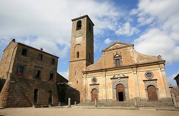 chiesa san donato en civita di bagnoregio - civita di bagnoregio fotografías e imágenes de stock