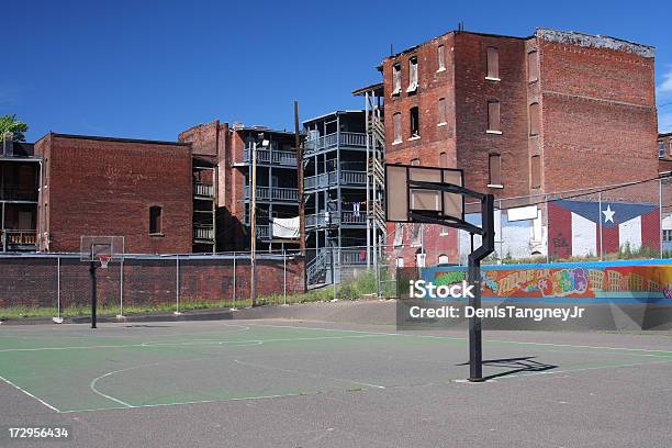 Campo De Basquetebol - Fotografias de stock e mais imagens de Basquetebol - Basquetebol, Grafite - Produto Artístico, Quadra desportiva