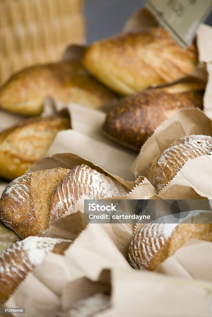 Pão fresco assado no mercado de produtores - Foto de stock de 2000-2009 royalty-free