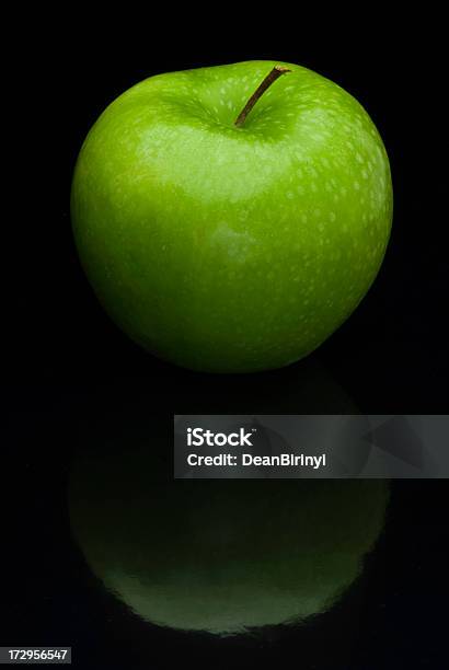 Jeden Organiczny Jabłko Granny Smith W Odblaskowe Czarny - zdjęcia stockowe i więcej obrazów Czarne tło